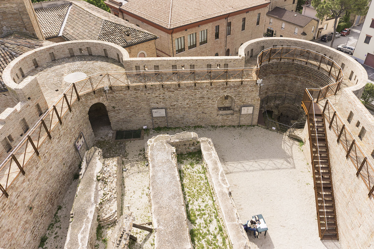 alt="Fortress of Urbisaglia, Macerata, Le Marche, Italy"