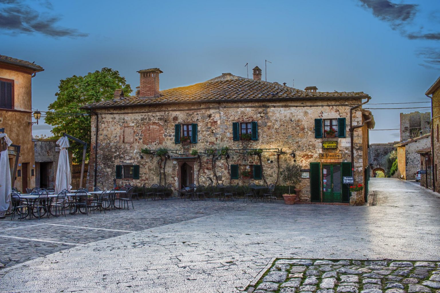 alt= "Monteriggioni's house Tuscany"