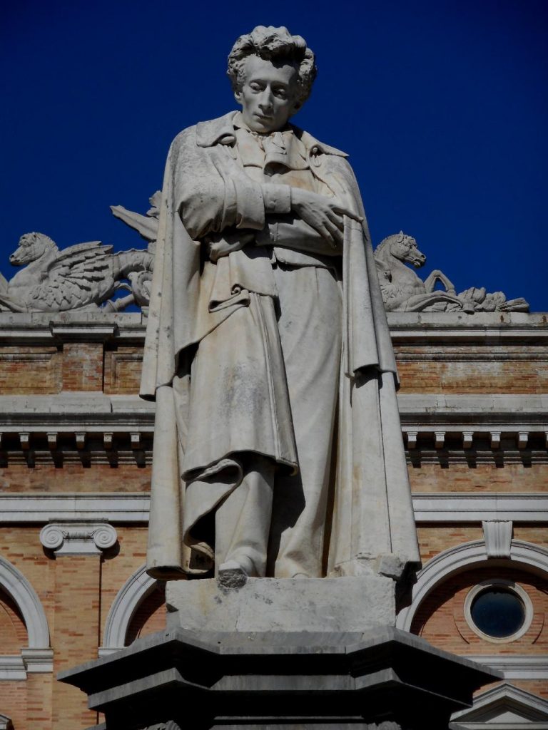 alt="Monument (1898) to Giacomo Leopardi by Ugolino Panichi at Recanati"