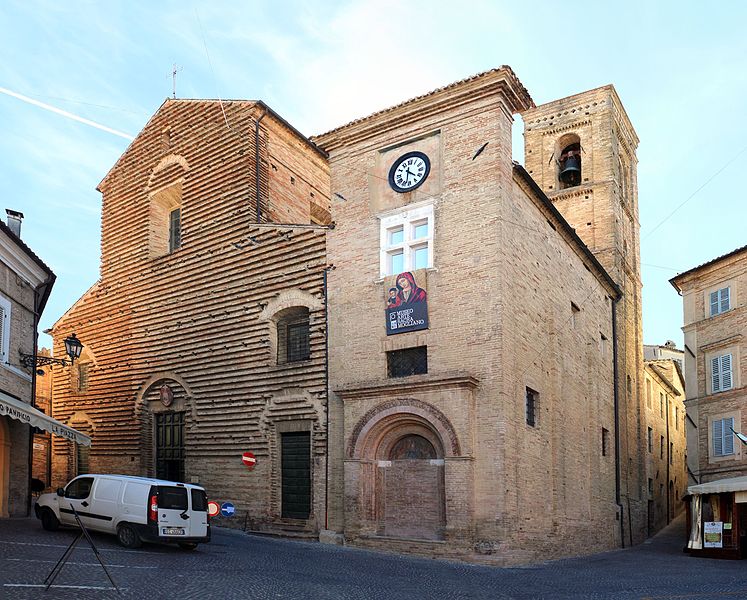 <img  src="Mogliano_santa_maria_assunta.jpg" alt="Village of Mogliano, Macerata, Le Marche, Church Maria Assunta">