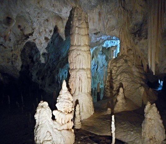 alt="Frasassi Cave at Genga"
